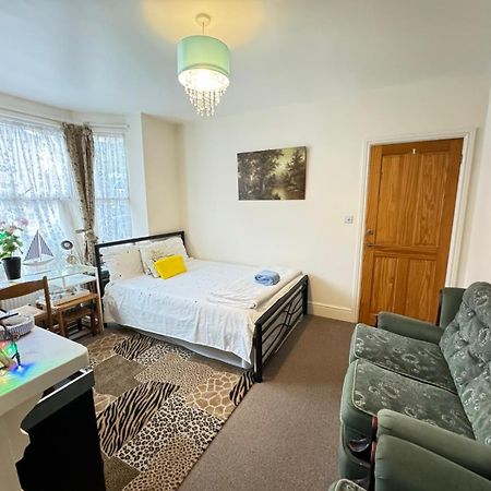 Big Private Room In Town Centre Eastleigh Exterior photo
