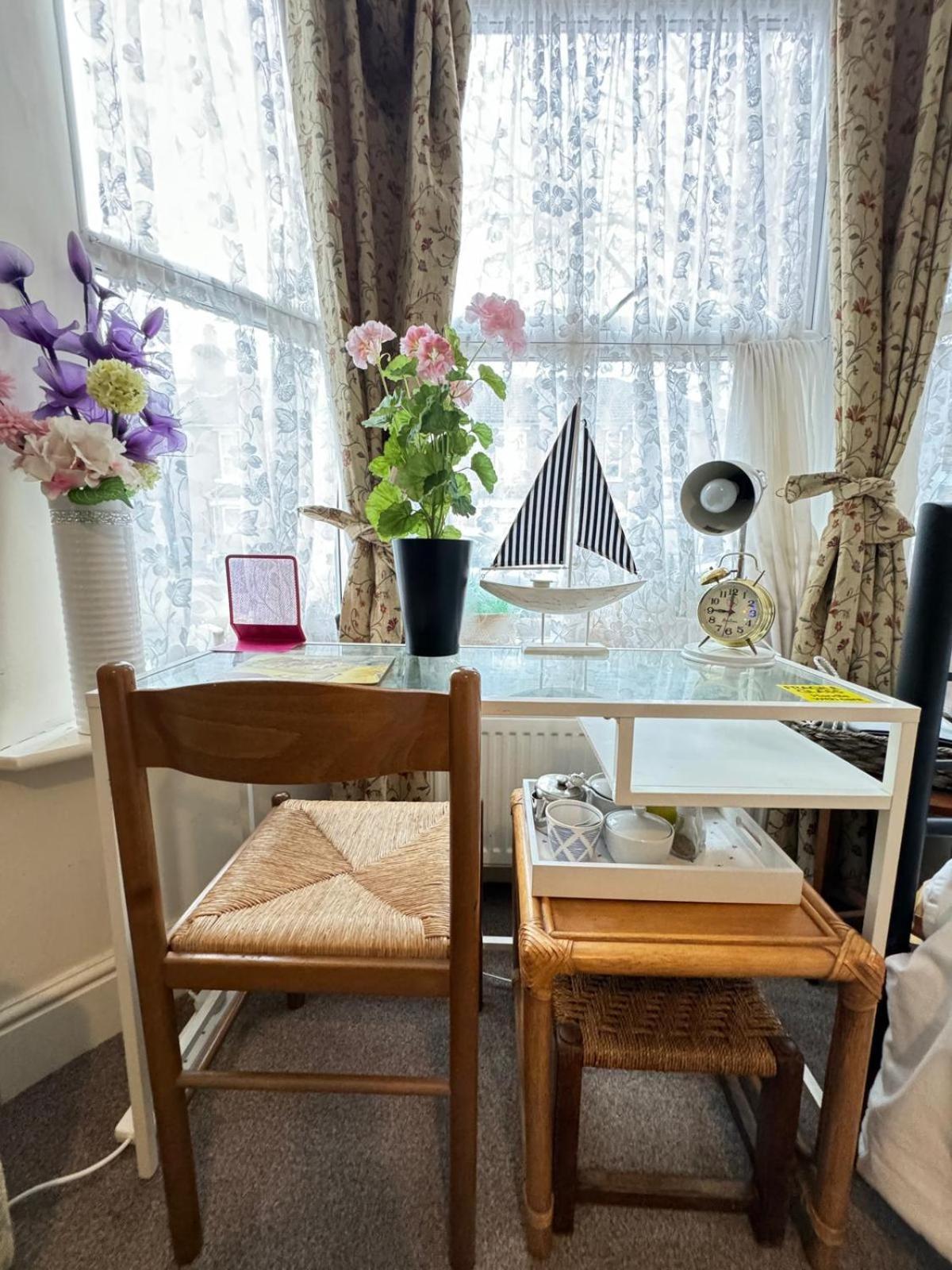 Big Private Room In Town Centre Eastleigh Exterior photo