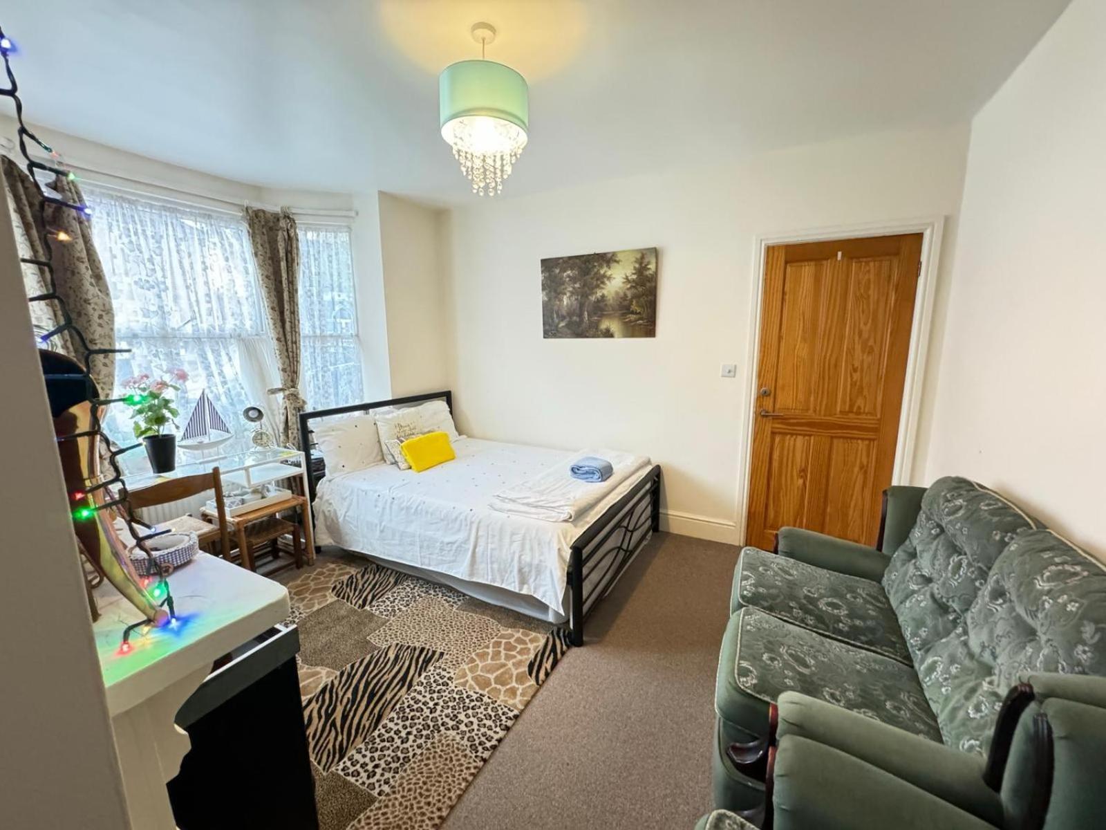 Big Private Room In Town Centre Eastleigh Exterior photo